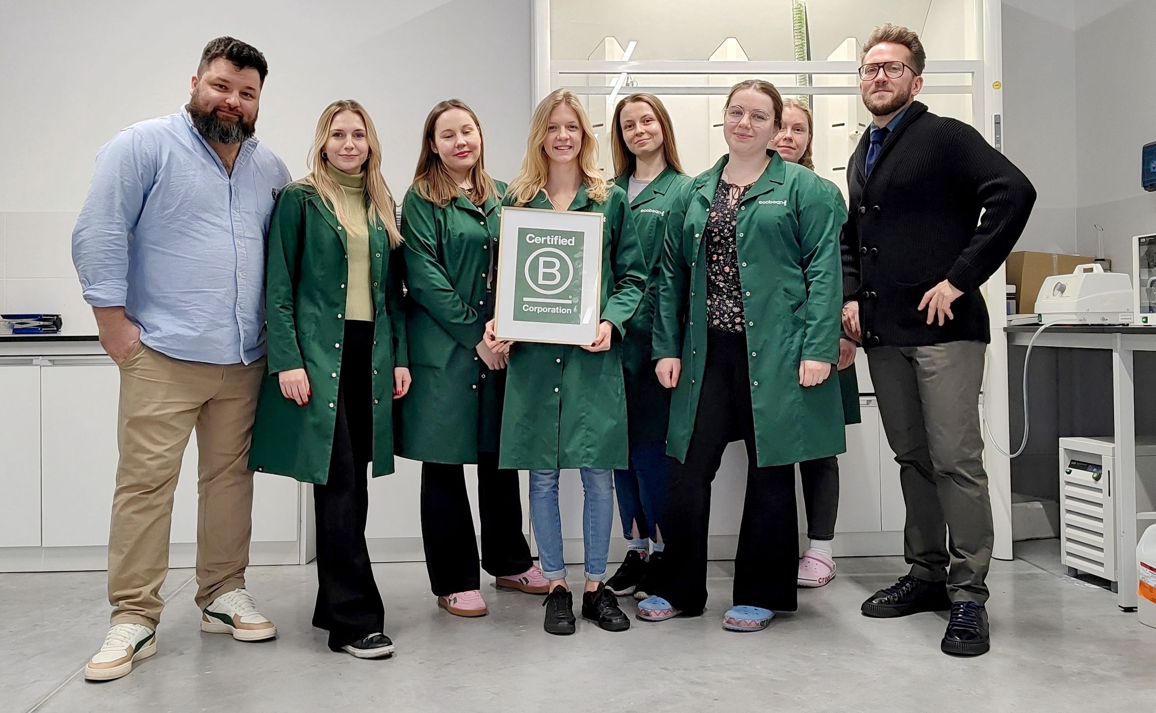 Zespół EcoBean z certyfikatem B Corp . Pierwszy z lewej Marcin Koziorowski, pierwszy z prawej Kacper Kossowski