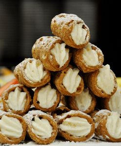 Nie pokonał ich PRL, nie pokona koronawirus. Tłumy przed warszawską cukiernią!