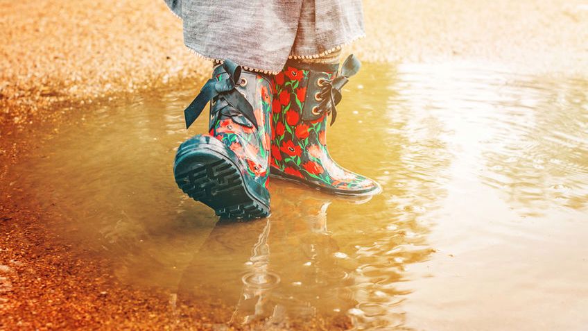 Kalosze jesienią wydają się najlepszym rozwiązaniem, ale ortopeda ostrzega, że mogą szkodzić dziecięcym stopom 