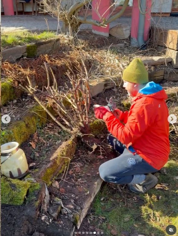 Andrzej Piaseczny poczuł wiosnę w ogrodzie