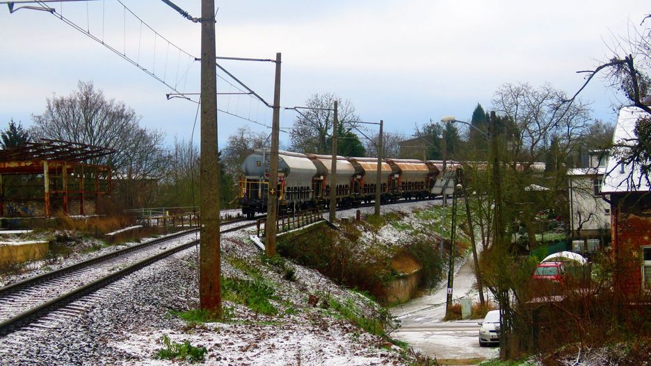 Linia kolejowa nr 406. To po niej jadą składy towarowe z chemikaliami do i z Grupy Azoty Police. Ze względu na miejski charakter linii (w granicach administracyjnych Szczecina i Polic znajduje się ok. 80%), na jej niespełna 36-kilometrowej trasie znajdują się aż 23 wiadukty, w tym 14 nad torami, 8 pod nimi, jedna kładka dla pieszych oraz 21 przejazdów kolejowo-drogowych.