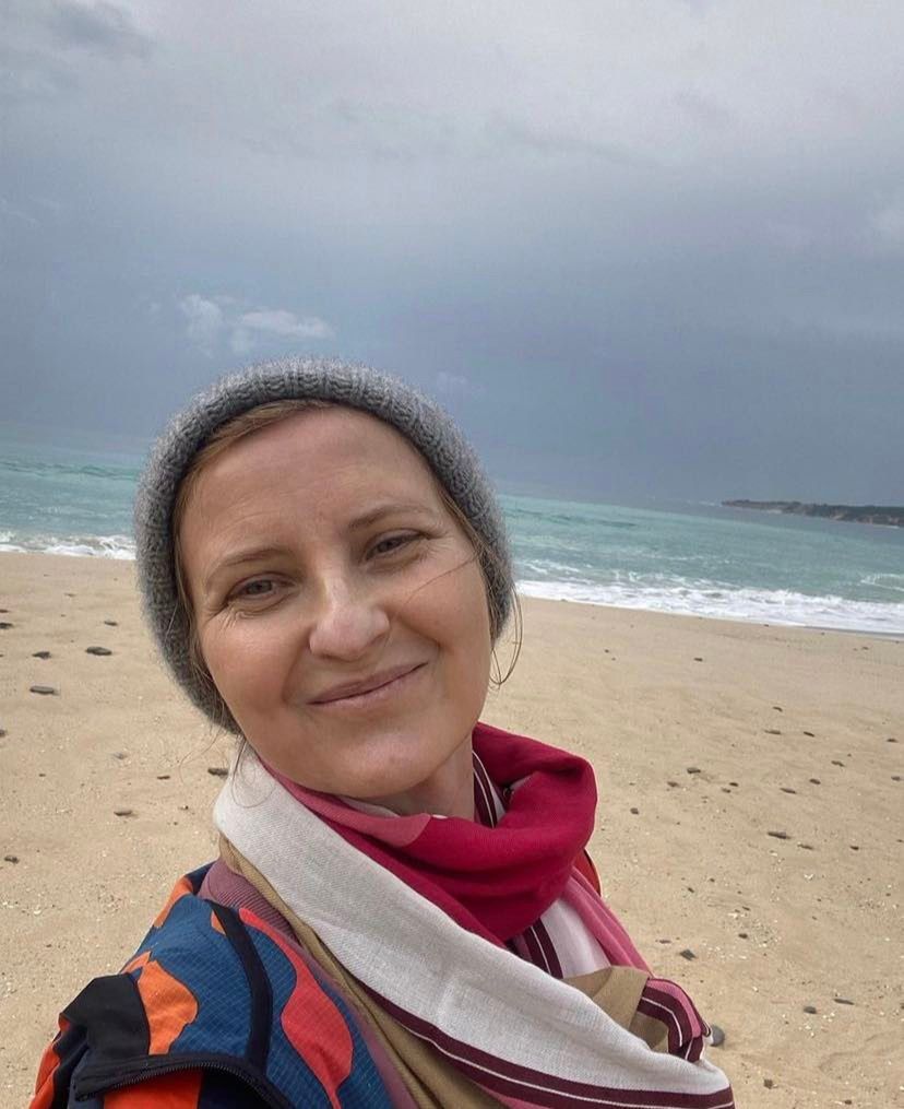 Andaluzyjska Izabela Kuna wysyła pozdrowienia pozując w bikini i grubej czapce