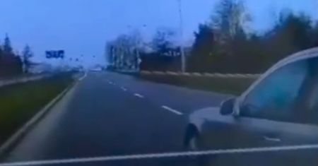 Agresywny 70-latek. Chciał dać nauczkę, spychając auto z drogi