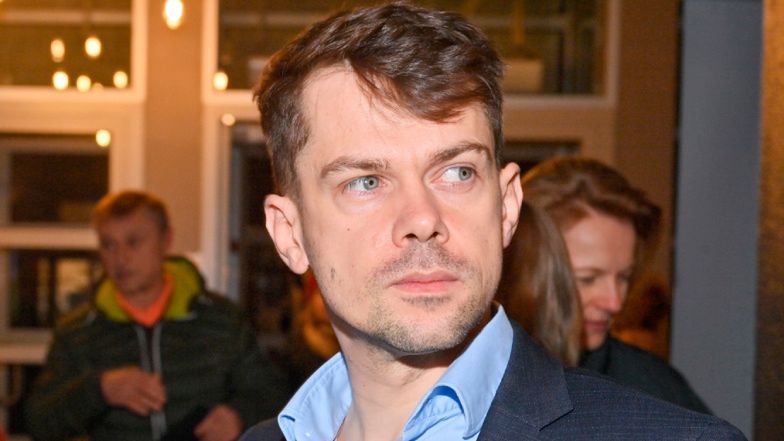 Michał Kołodziejczak na konferencji w loafersach Gucci. Wykosztował się