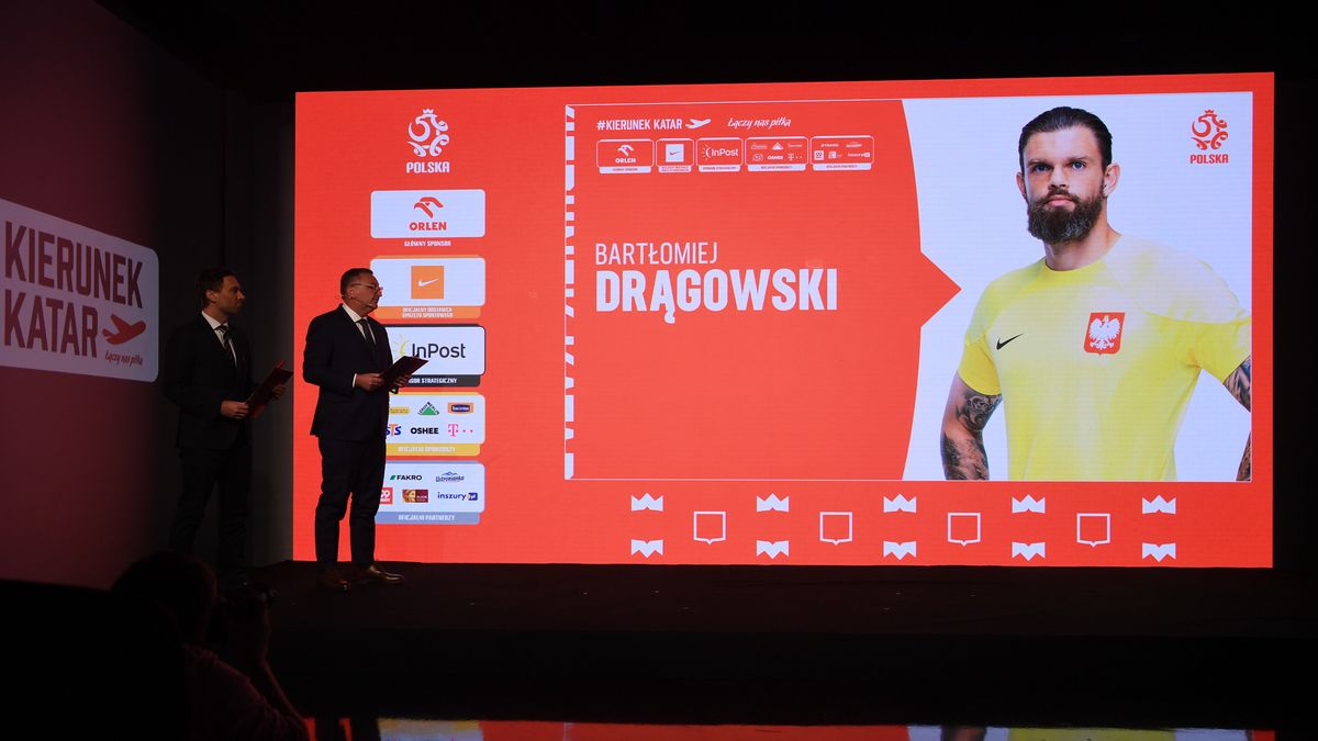 Warszawa, 20.10.2022. Trener piłkarskiej reprezentacji Polski Czesław Michniewicz (2L) oraz Team Manager ds. sportowych i rzecznik prasowy PZPN Jakub Kwiatkowski (L) podczas ogłoszenia kadry na MŚ w Katarze, 10 bm. Wydarzenie miało miejsce w Fabryce Norblina, gdzie od 29 października, można oglądać wystawę �Polska na Mundialach� przygotowaną przez Polski Związek Piłki Nożnej we współpracy z Biblioteką Piłkarstwa Polskiego PZPN. (mk) PAP/Andrzej Lange