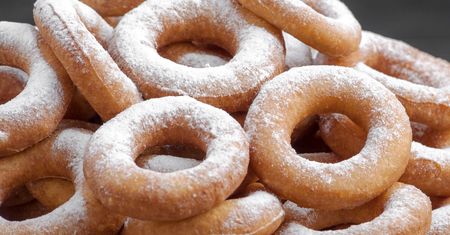 Moja babcia w karnawale smażyła oponki serowe. Góra ciastek znikała w mig