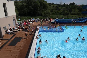 Wielkie otwarcie sezonu basenowego w Hadlach Szklarskich. Darmowe atrakcje i letnia atmosfera