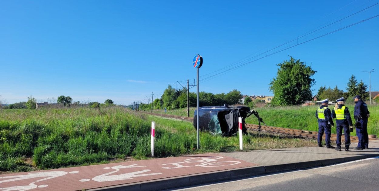 Citroen wjechał wprost pod pociąg relacji Piła - Poznań