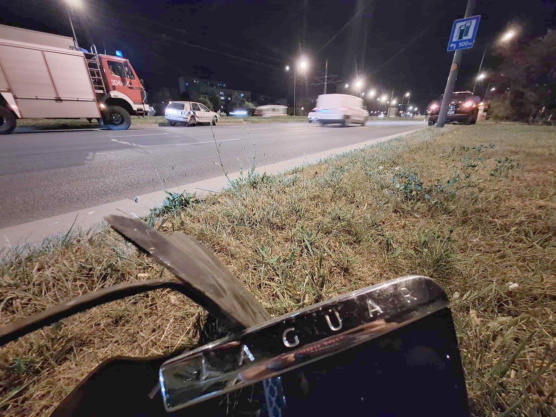 Oderwane elementy jaguara rozrzucone były wzdłuż ulicy Rokicińskiej