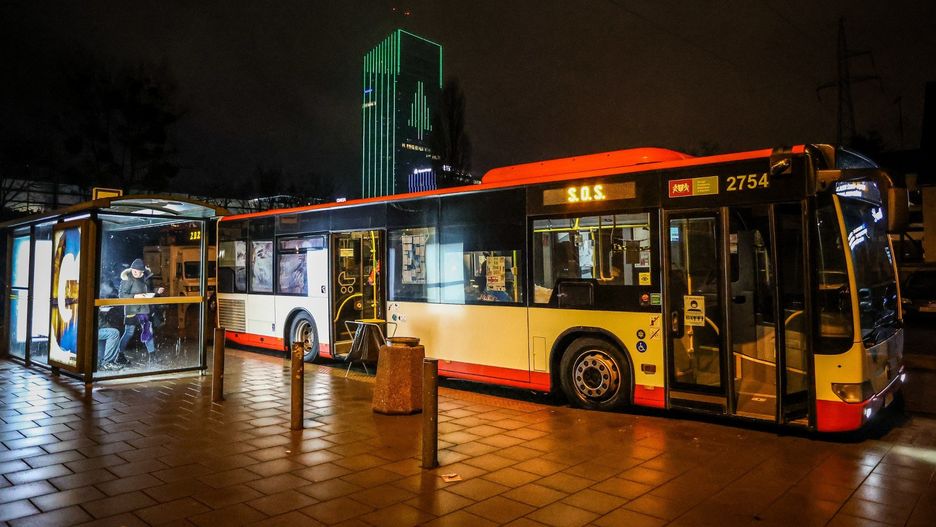 Autobus SOS w Gdańsku - mobilny punkt wsparcia dla osób w kryzysie bezdomności, oferujący ciepłą zupę, odzież oraz pomoc socjalną i medyczną