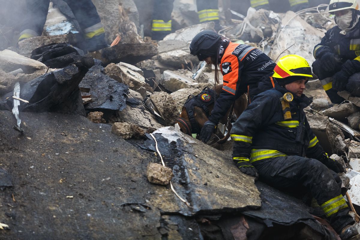 З-під завалів у Дніпрі знайшли тіло ще однієї дитини