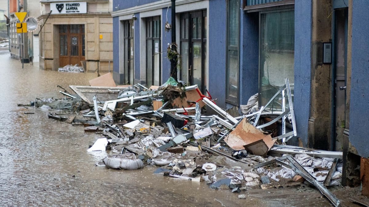 Miasta po przej?ciu fali powodziowej
Fot. NewsLubuski/East News, Klodzko, 16.09.2024. Sytuacja powodziowa i intensywne opady deszczu w miescie Klodzko. Stan rzeki Nysa Klodzka zamienil sie w rwacy potok, przekroczyl stan alarmowy i przebil rekord z 1997 roku. Stare miasto po zalaniach zostalo doszczetnie zniszczone. Wybite szyby, wyrzucone drzwi, rozrzucona kostka brukowa i drzewa, ktore plynely z woda.
NewsLubuski