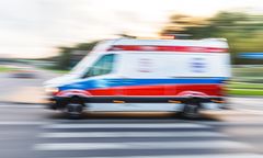 Szpital odesłał pacjentkę. Po kobietę gnała karetka, która utknęła w błocie