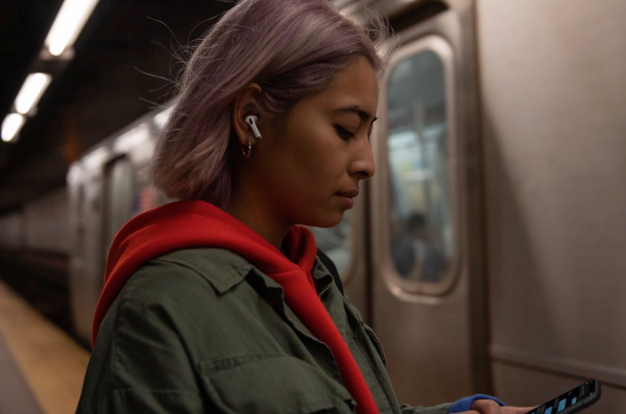 Po aktualizacje AirPodsy Pro pozwolą cieszyć się dźwiękiem przestrzennym w dowolnym miejscu, także w metrze.
