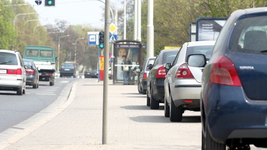 Postępowanie rzekomo dotyczy nieprawidłowego parkowania na chodnikach, bez zachowania 1,5-metrowego przejścia dla pieszych