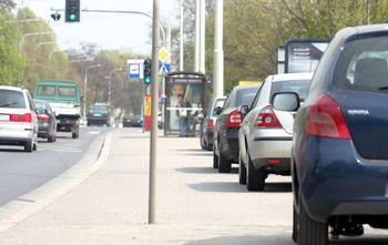 Wezwanie do zapłaty z kodem QR za wycieraczką. Uwaga na oszustów