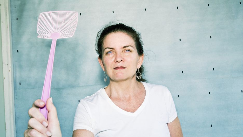 Kobieta z łapką na muchy.