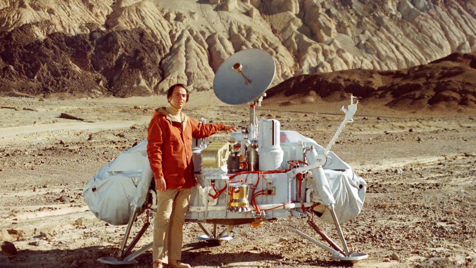 Carl Sagan i pełnowymiarowy model lądownika Viking. 