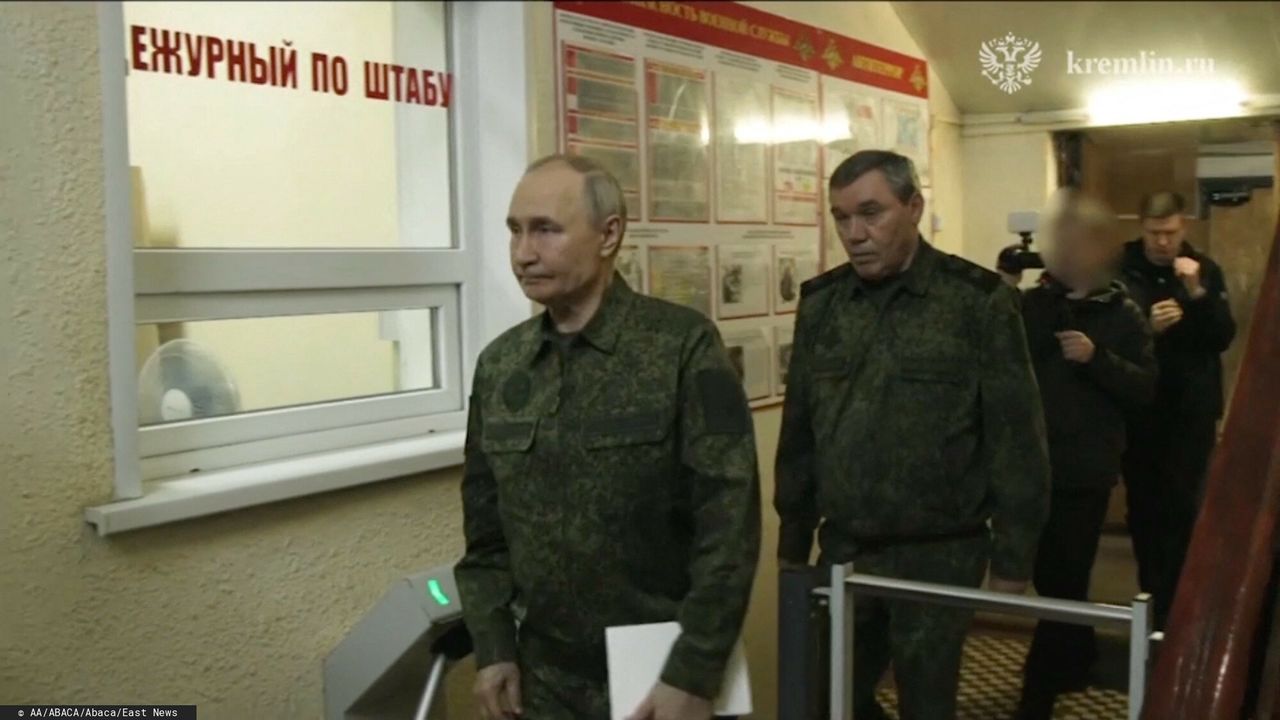 Putin in a uniform at the command point in Kursk