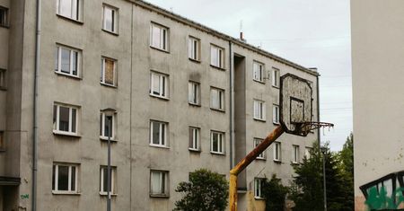 Dramatyczne odkrycie. Niepełnosprawna córka spędziła miesiąc przy zwłokach ojca