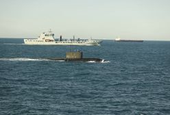 Uszkodzony rosyjski okręt na Bałtyku. Towarzyszą mu jednostki NATO