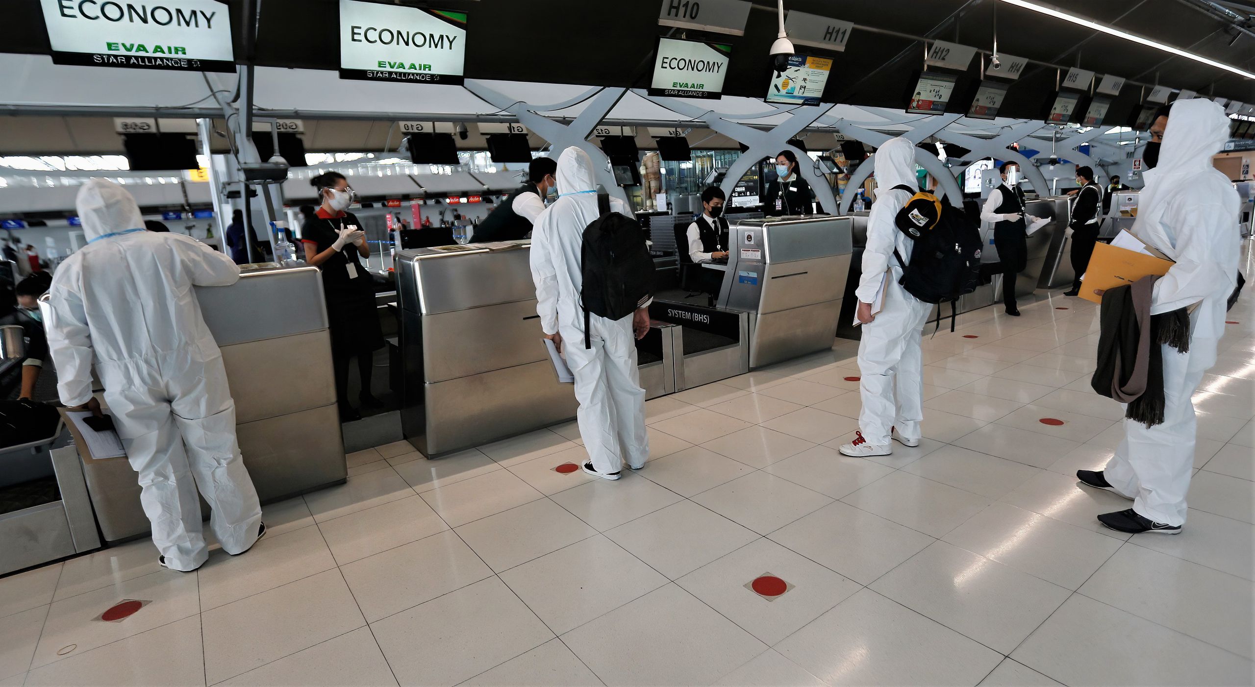 Pasażerowie w ochronnych kombinezonach na lotnisku Suvarnabhumi w Bangkoku w Tajlandii, 28.04.2021 r.