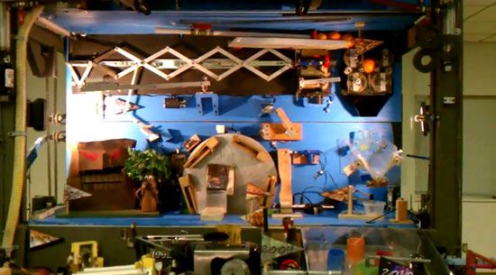Najbardziej skomplikowana maszyna Rube Goldberga na świecie [wideo]