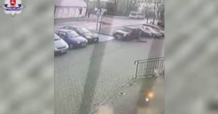 Cofając, potrącił rowerzystki, uszkodził znak i inne auta [WIDEO]