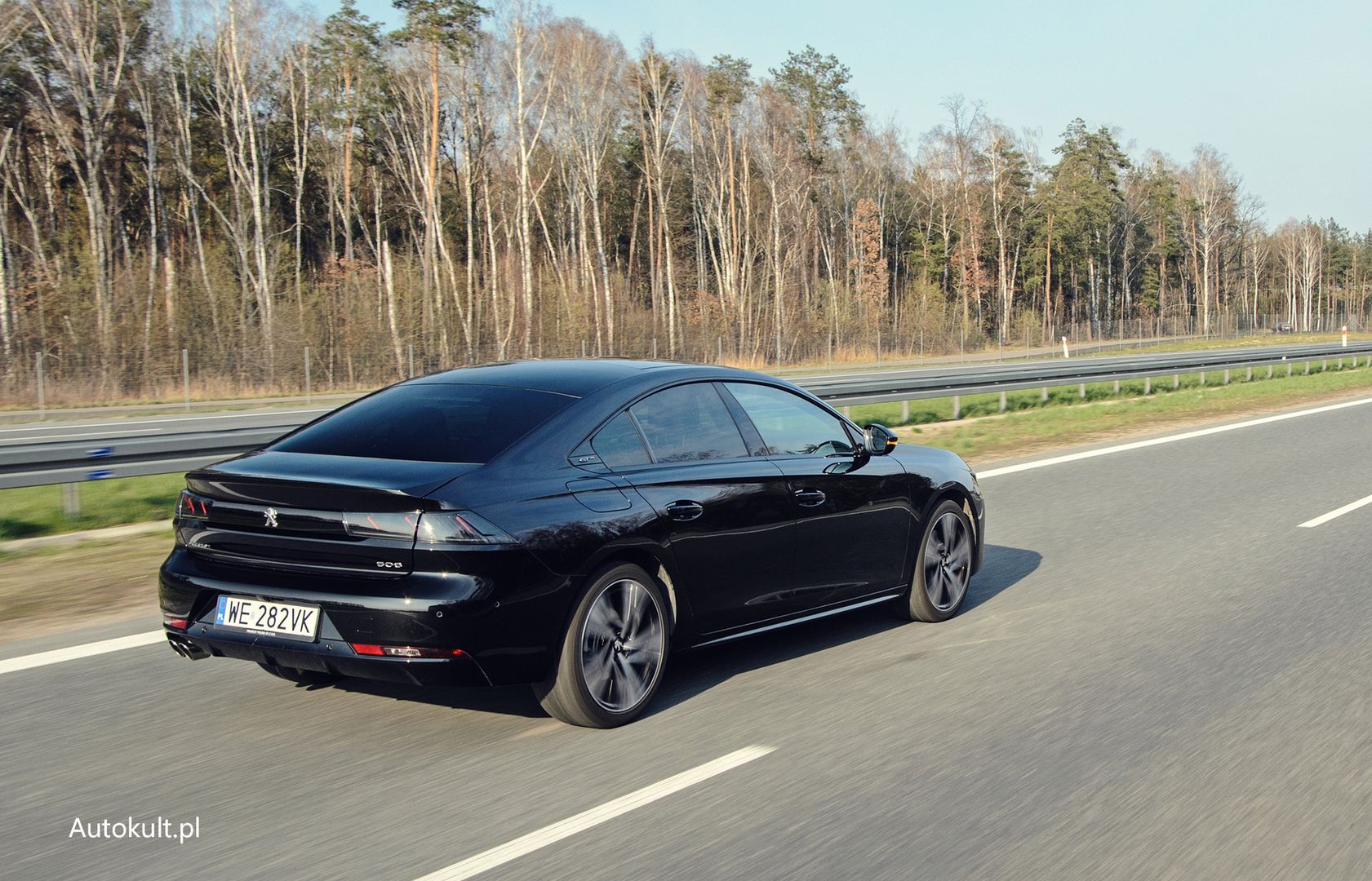 Peugeot 508 po autostradzie jeździ wzorowo, niemal autonomicznie. Natomiast po zjechaniu z niej wykazuje się nie mniejszym talentem. Układ jezdny nie jest sportowy, ale pewność prowadzenia jaką daje to pierwsza liga segmentu D.