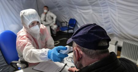 Koronawirus. Polska w poniedziałek trzecim krajem Europy z największą liczbą zakażeń. Ekspert komentuje