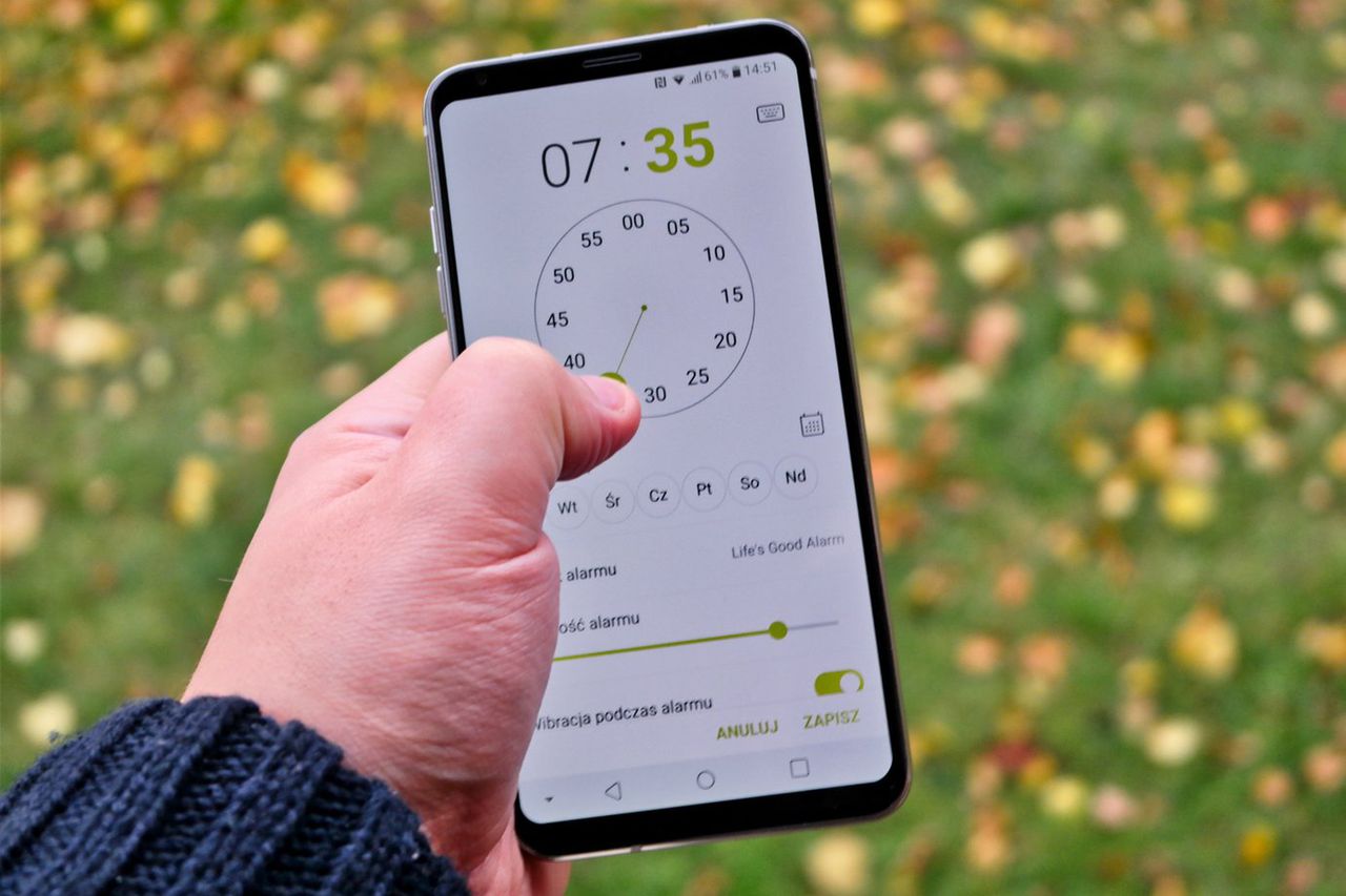 Ustawiając budzik na LG V30 ma się wrażenie, że pod wirtualnym pokrętłem pracują fizyczne trybiki