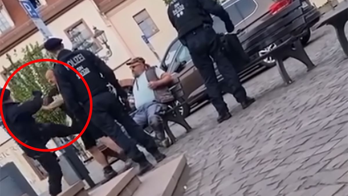 Policjant kopnął 54-latka i obalił go na ziemię