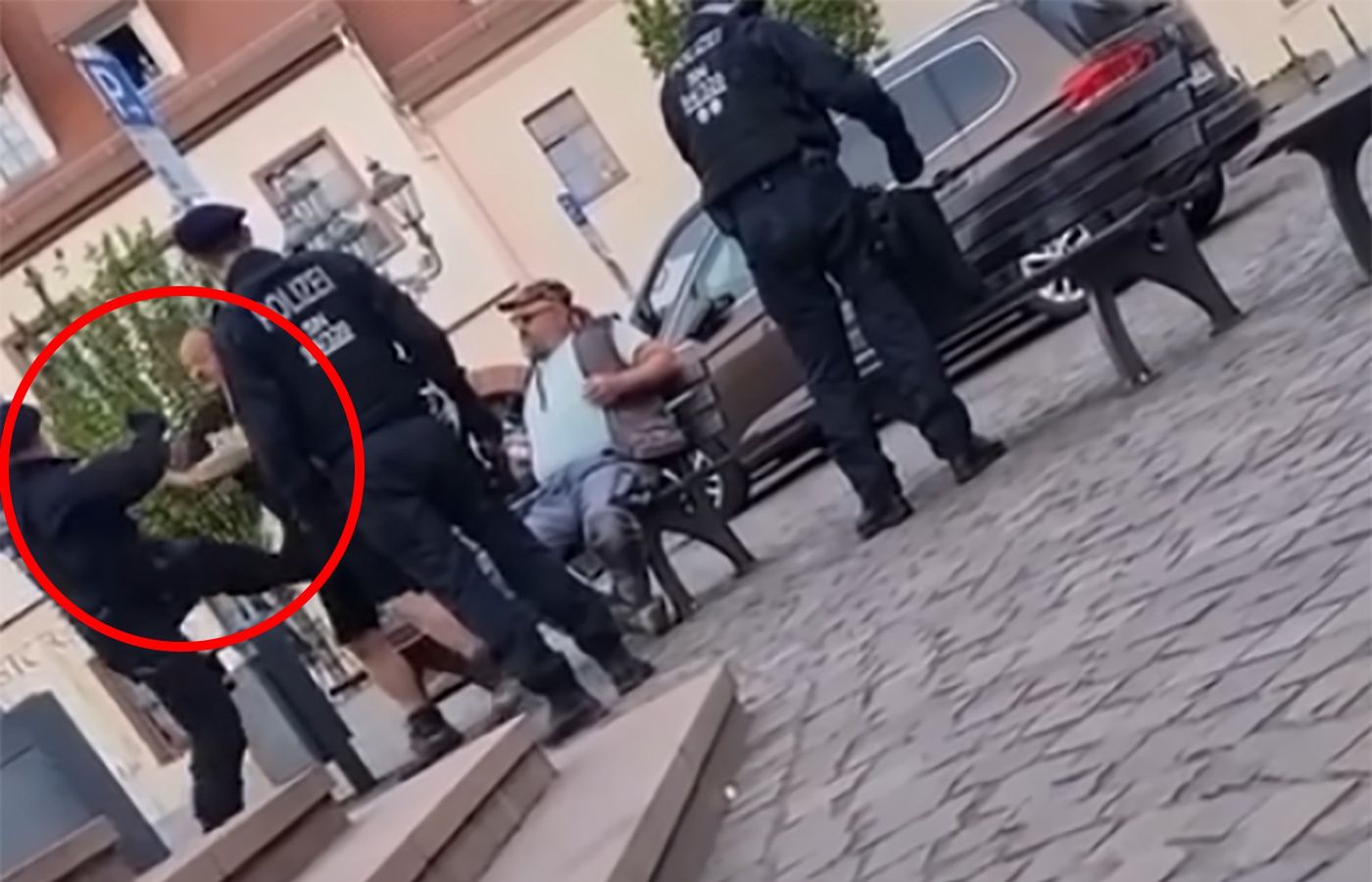 Pił piwo na ławce. Policjant zadał mu cios niczym Bruce Lee