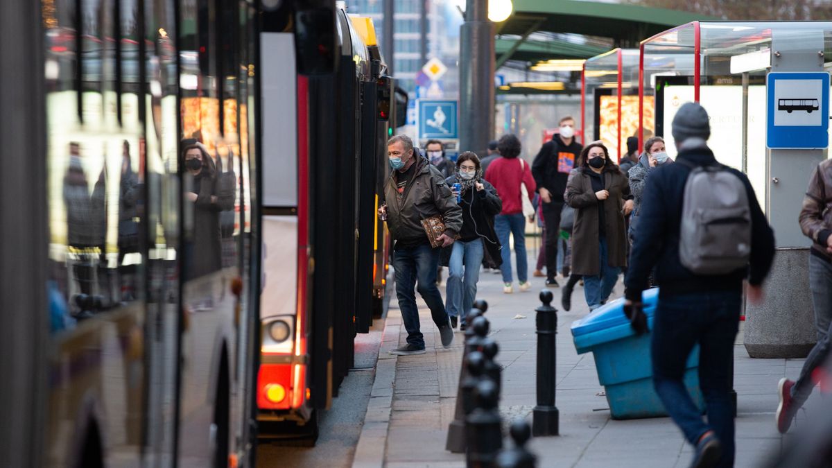 przystanek pośpiech komunikacja miejska miasto centrum pasażer 