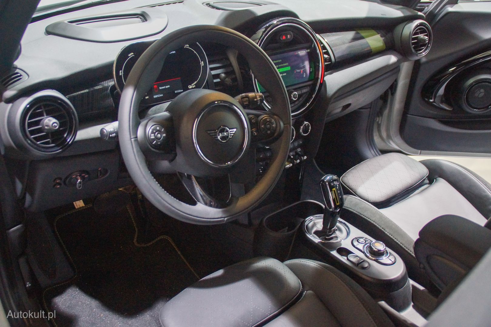 Mini Cooper S E w środku wygląda w zasadzie tak, jak spalinowy. Największą różnicą są nowe zegary