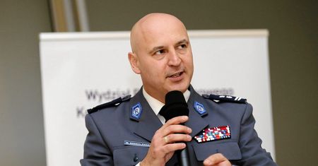 "To działa". Były policjant zawsze robi ten gest na przejściu dla pieszych