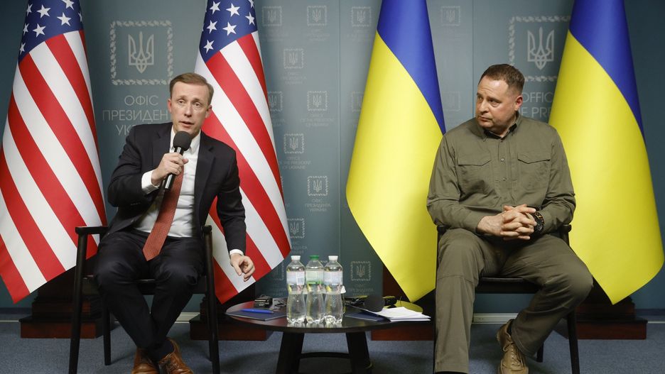 US National Security Advisor Jake Sullivan visits Kyiv
epa11232146 Head of the Office of the President of Ukraine, Andriy Yermak (R) and National Security Advisor to the President of the United States, Jake Sullivan (L) attend a joint press conference following their meeting in Kyiv, Ukraine, 20 March 2024. Sullivan arrived in Kyiv to meet with top Ukrainian officials amid the Russian invasion.  EPA/SERGEY DOLZHENKO 
Dostawca: PAP/EPA.
SERGEY DOLZHENKO
