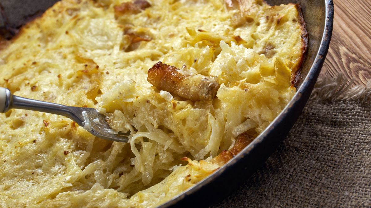 Placek ziemniaczany z dodatkiem kiełbasy