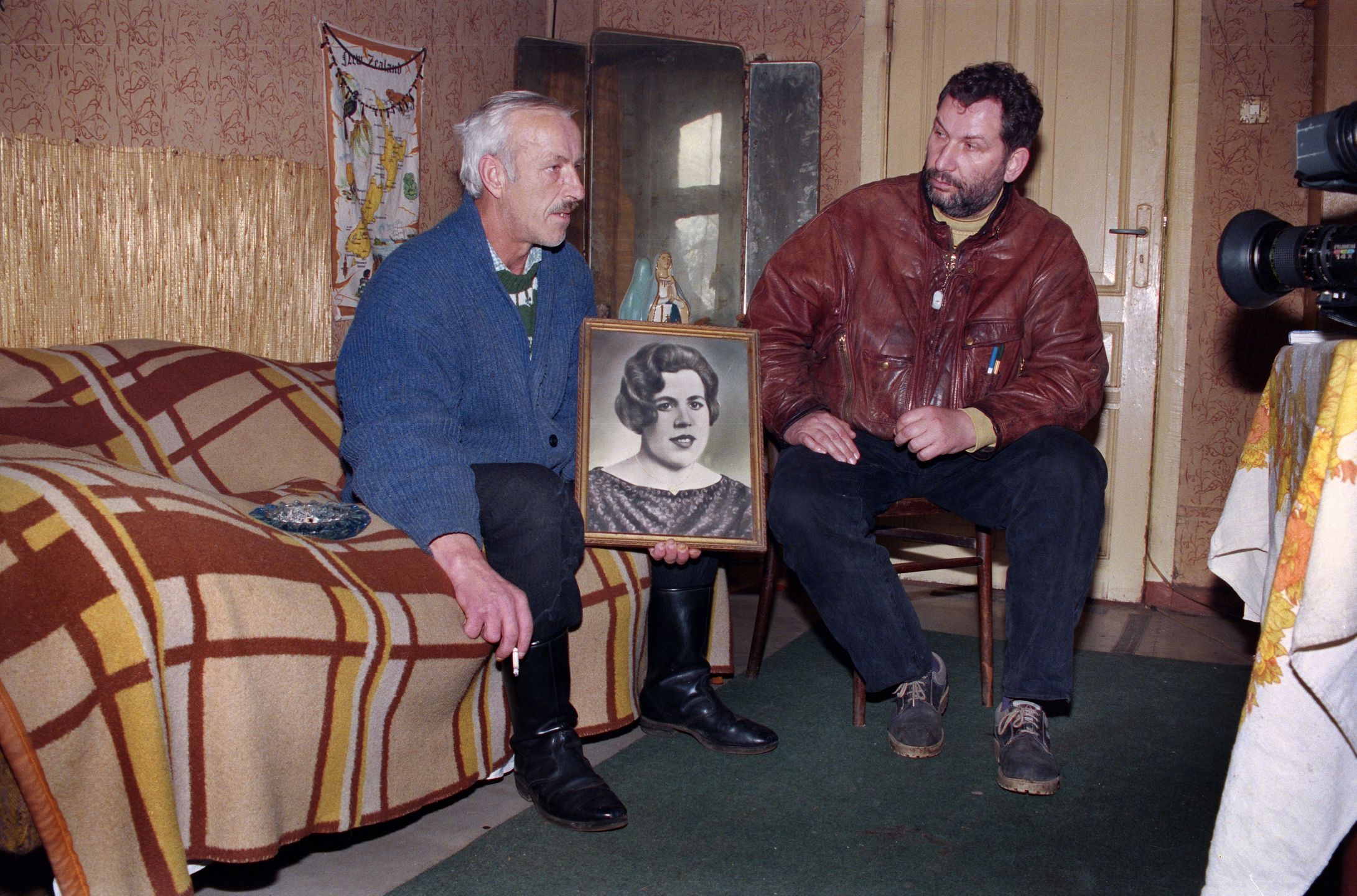 Nagranie programu telewizyjnego w 1994 r. o Leszku Pękalskim (Wampirze z Bytowa), n/z Edward Pękalski, wuj Leszka Pękalskiego z portretem jego matki, z prawej Michał Fajbusiewicz.