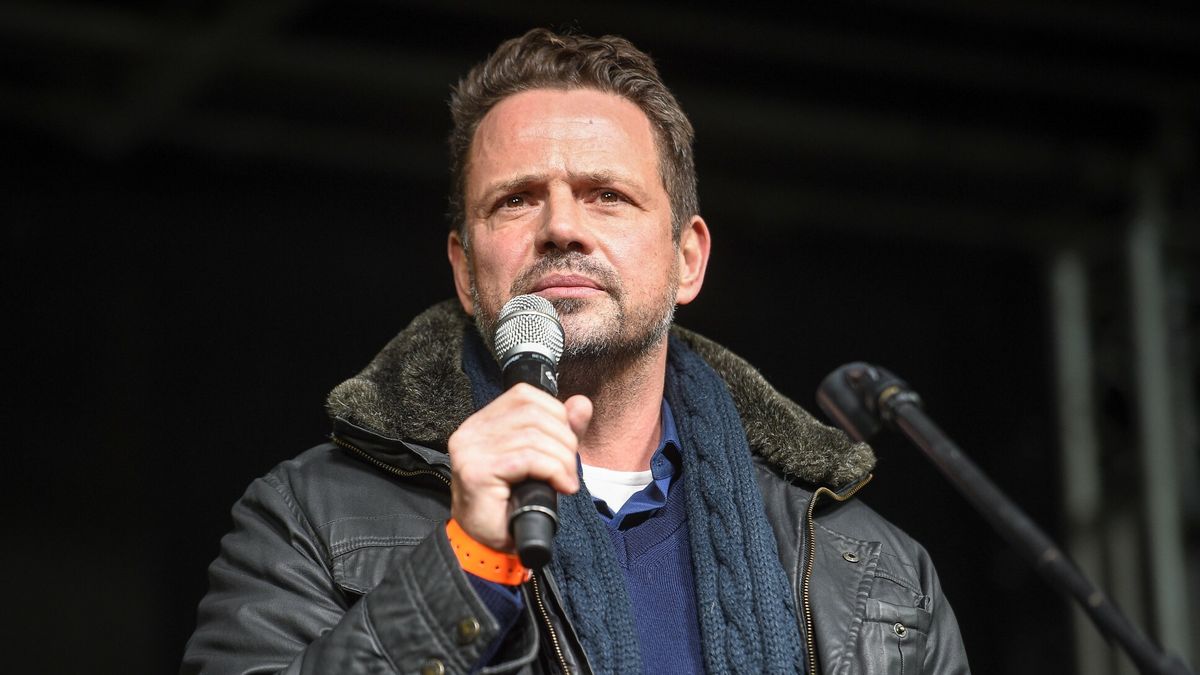 Prezydent Rafał Trzaskowski zwrócił uwagę, że "po galopujących w skali całego kraju cenach śmieci i prądu to kolejna "niespodzianka" od PiS dla mieszkańców" 