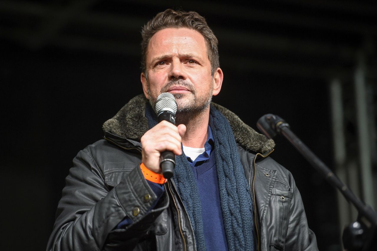 Trzaskowski pyta premiera o podwyżki cen gazu. Mówi o kolejnej "niespodziance od PiS"