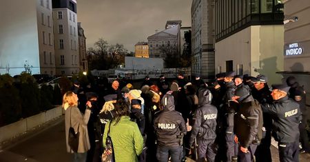 Kilka godzin w kordonie policyjnym w centrum Warszawy. Na dworze, bez toalety