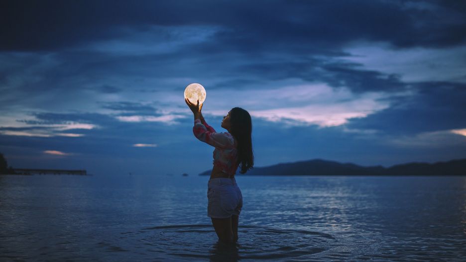 Fazy Księżyca a włosy - dostosuj pielęgnację do kalendarza lunarnego.