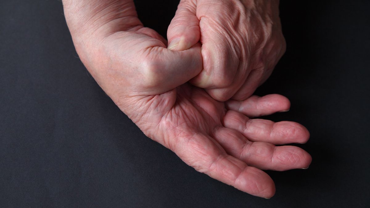 Bolący kciuk może być pierwszym objawem choroby