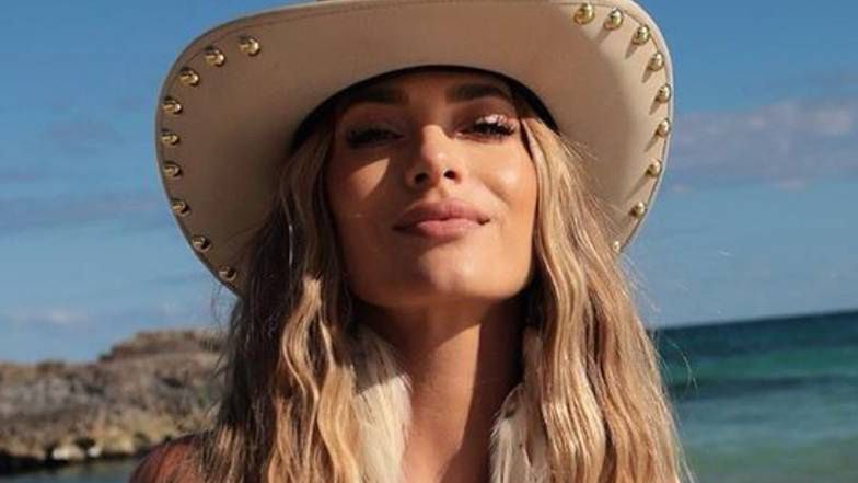 Marcelina Zawadzka w SKĄPYM bikini czaruje na tle zachodzącego słońca