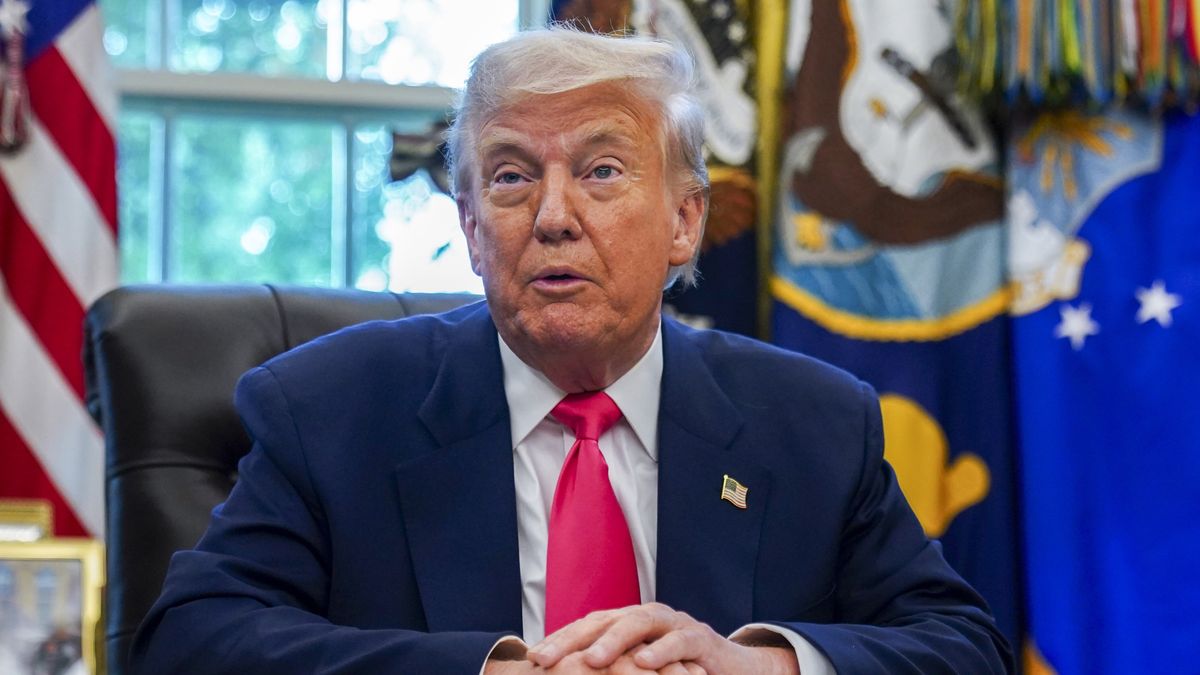 US President Donald Trump marks 90th anniversary of the Social Security Act
epa12300623 US President Donald Trump speaks on his presidential proclamation marking the 90th anniversary of the Social Security Act, in the Oval Office at the White House, Washington, DC, USA, 14 August 2025.  EPA/WILL OLIVER / POOL 
Dostawca: PAP/EPA.
WILL OLIVER / POOL
White House, Oval Office, Trump, statement