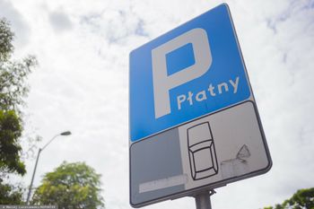 Nowy system parkowania przy szpitalu w Ostrowie. Burza w komentarzach