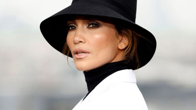 Jennifer Lopez w kreacji wartej 65 TYSIĘCY ZŁOTYCH posyła zagadkowe spojrzenia na premierze filmu