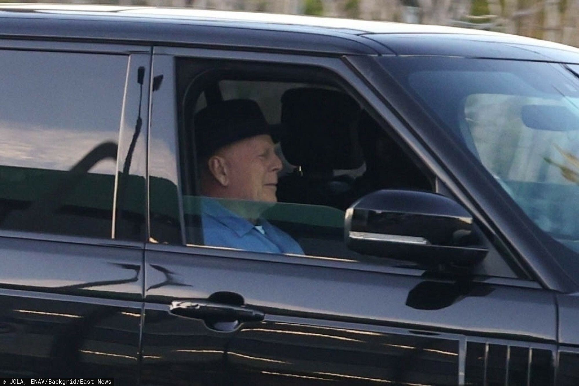 Bruce Willis w kapeluszu*EXCLUSIVE* Studio City, CA   Retired actor Bruce Willis is seen enjoying a Friday afternoon cruise through the streets of Studio City.Pictured: Bruce WillisBACKGRID USA 16 JANUARY 2026 USA: +1 310 798 9111 / usasales@backgrid.comUK: +44 208 344 2007 / uksales@backgrid.com*UK Clients - Pictures Containing ChildrenPlease Pixelate Face Prior To Publication*JOLA, ENAV