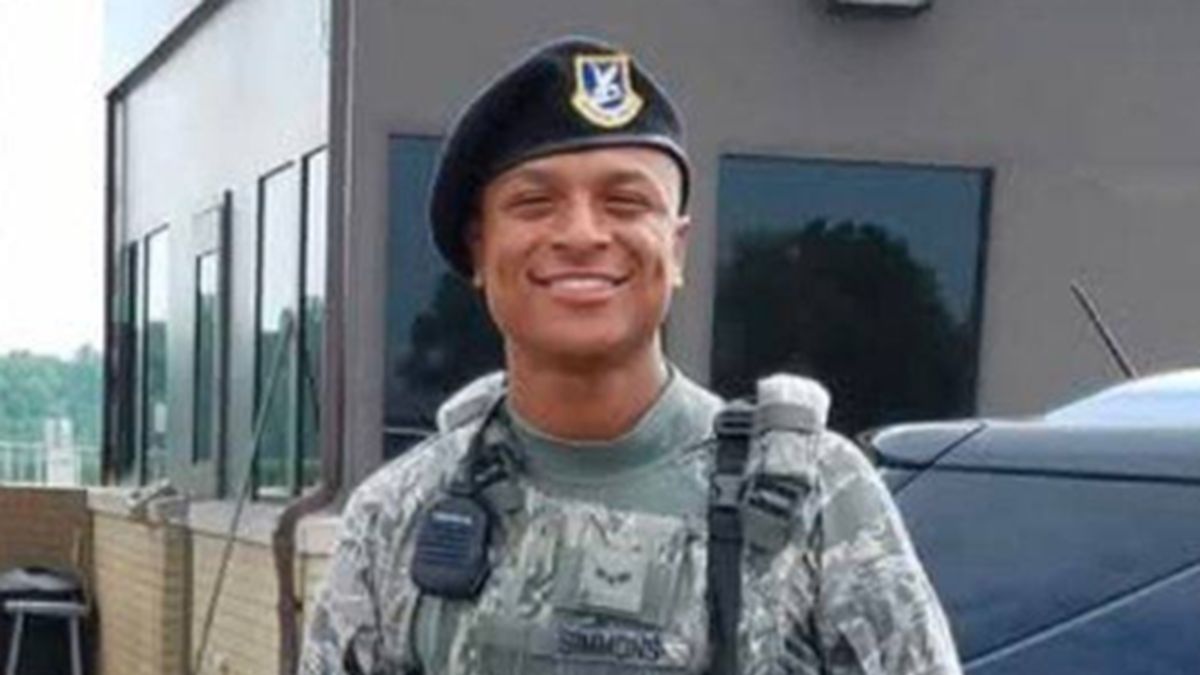 Tyler Simmons zginął w katastrofie.